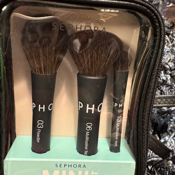 On the run…. Anastasia Beverly Hills Embers Palette in Green - Picture 4 of 12